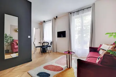 Télévision ou salle de divertissement dans l'établissement Beautiful apartment near the Eiffel Tower