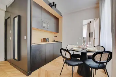 Cuisine ou kitchenette dans l'établissement Beautiful apartment near the Eiffel Tower