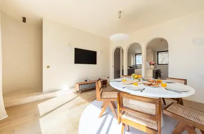 Télévision ou salle de divertissement dans l'établissement Lease Mobility l Champs-Elysée & Eiffel View l Triplex 2BR & Rooftop