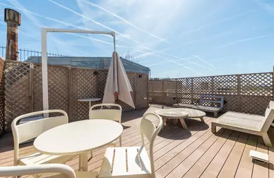 Balcon ou terrasse dans l'établissement Lease Mobility l Champs-Elysée & Eiffel View l Triplex 2BR & Rooftop