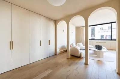 Coin salon dans l'établissement Lease Mobility l Champs-Elysée & Eiffel View l Triplex 2BR & Rooftop