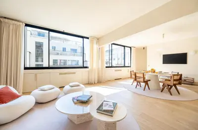 Télévision ou salle de divertissement dans l'établissement Lease Mobility l Champs-Elysée & Eiffel View l Triplex 2BR & Rooftop