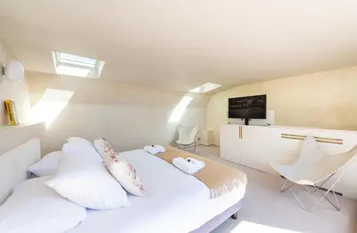 Coin salon dans l'établissement Lease Mobility l Champs-Elysée & Eiffel View l Triplex 2BR & Rooftop