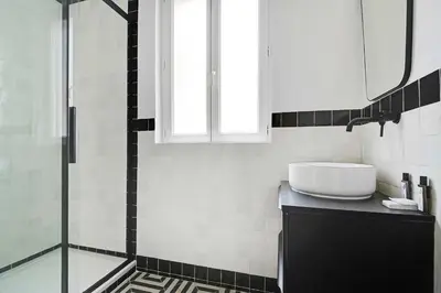 Salle de bains dans l'établissement Whole house near the Eiffel Tower