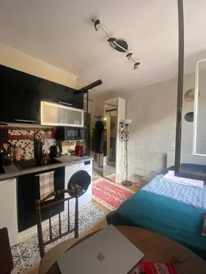 Cuisine ou kitchenette dans l'établissement Charming Arty Studio