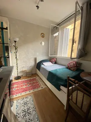 Un ou plusieurs lits dans un hébergement de l'établissement Charming Arty Studio