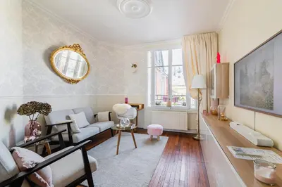 Coin salon dans l'établissement Cerise's home - Cosy flat 15min from Paris with hot tub
