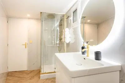 Salle de bains dans l'établissement Appartement d'exception avec Jacuzzi et AC - 6P