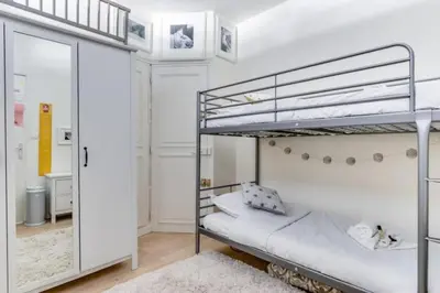 Un ou plusieurs lits dans un hébergement de l'établissement Appartement d'Artiste, Terrasse Vue Tour Eiffel