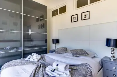 Un ou plusieurs lits dans un hébergement de l'établissement Appartement d'Artiste, Terrasse Vue Tour Eiffel