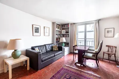 Coin salon dans l'établissement GuestReady - Discover the Charm of Paris