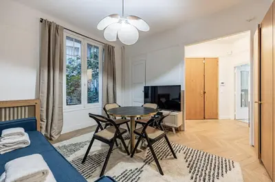 Télévision ou salle de divertissement dans l'établissement Elegant 1BR - Muette - Auteuil