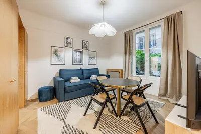 Télévision ou salle de divertissement dans l'établissement Elegant 1BR - Muette - Auteuil