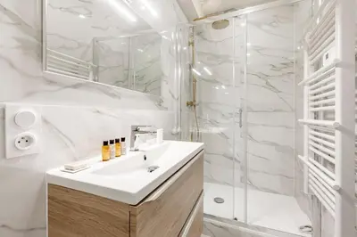 Salle de bains dans l'établissement A31#Republique # 1BedRoom # Marais # Paris03 # AC