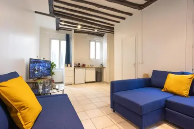 Coin salon dans l'établissement Studio en plein coeur de Paris deuxieme arrondissement Quartier Montergueil Chatelet