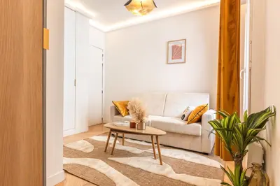 Coin salon dans l'établissement Appartement Raffiné avec Jacuzzi et AC - 6P