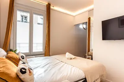Télévision ou salle de divertissement dans l'établissement Appartement Raffiné avec Jacuzzi et AC - 6P