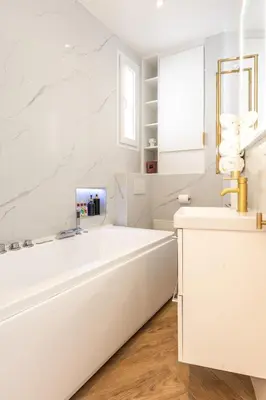 Salle de bains dans l'établissement Appartement Raffiné avec Jacuzzi et AC - 6P