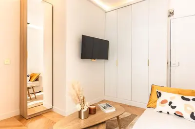 Télévision ou salle de divertissement dans l'établissement Appartement Raffiné avec Jacuzzi et AC - 6P