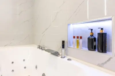 Salle de bains dans l'établissement Appartement Raffiné avec Jacuzzi et AC - 6P