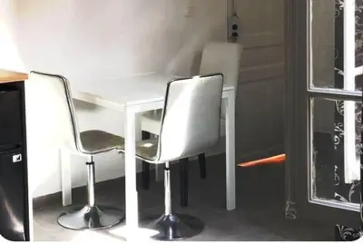 Coin salon dans l'établissement Beau 2-pieces rch très proche de Paris