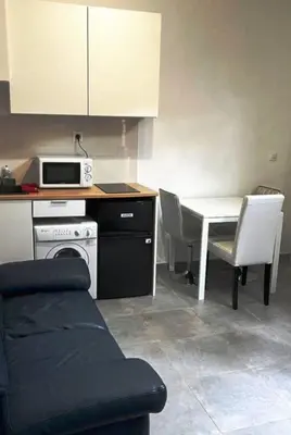 Cuisine ou kitchenette dans l'établissement Beau 2-pieces rch très proche de Paris