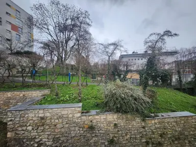 Jardin de l'établissement Beau 2-pieces rch très proche de Paris