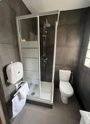 Salle de bains dans l'établissement Beau 2-pieces rch très proche de Paris
