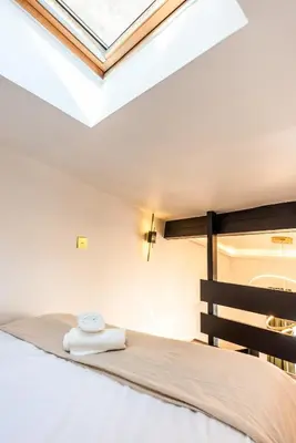 Un ou plusieurs lits dans un hébergement de l'établissement Studio élégant esprit Loft avec AC