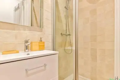 Salle de bains dans l'établissement Raspail 3 - LB - Cosy apartment for 4 pers in heart of Paris