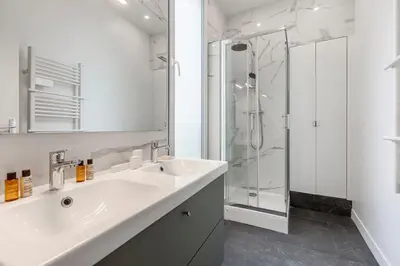 Salle de bains dans l'établissement B21#République#Marais#3BedRooms#Paris03#Air-conditioning