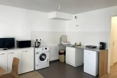 Cuisine ou kitchenette dans l'établissement Nid douillet pour 6p - St Denis *