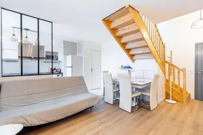 Cuisine ou kitchenette dans l'établissement GuestReady - Architect-Designed Retreat near Paris