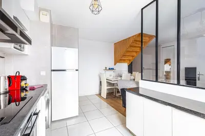 Cuisine ou kitchenette dans l'établissement GuestReady - Architect-Designed Retreat near Paris