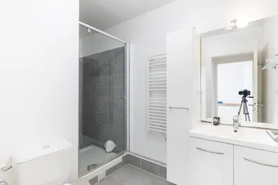 Salle de bains dans l'établissement GuestReady - Architect-Designed Retreat near Paris