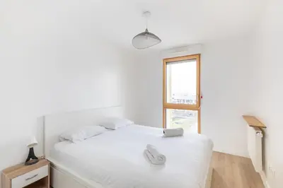 Un ou plusieurs lits dans un hébergement de l'établissement GuestReady - Architect-Designed Retreat near Paris