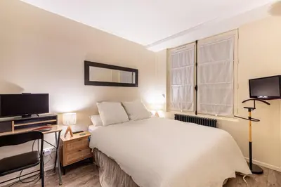 Télévision ou salle de divertissement dans l'établissement GuestReady - Modern Comfort in the Heart of Paris