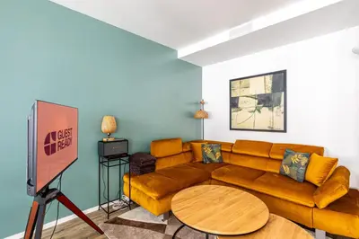 Coin salon dans l'établissement GuestReady - Modern Comfort in the Heart of Paris