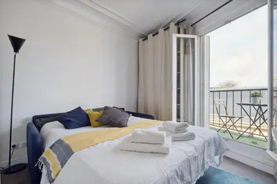 Un ou plusieurs lits dans un hébergement de l'établissement Amazing view apartment in heart of Paris