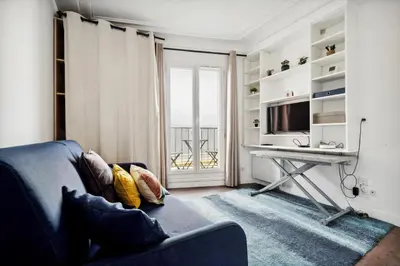 Télévision ou salle de divertissement dans l'établissement Amazing view apartment in heart of Paris