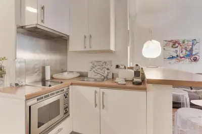 Cuisine ou kitchenette dans l'établissement GuestReady - Urban haven near Opera
