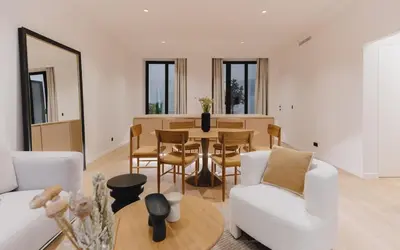 Coin salon dans l'établissement Large and Calm 2BR Apt with AC & Patio