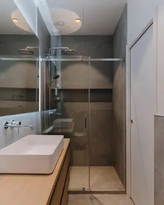 Salle de bains dans l'établissement Large and Calm 2BR Apt with AC & Patio
