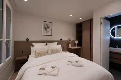 Un ou plusieurs lits dans un hébergement de l'établissement 2BR Apt with AC - ideal nest for families
