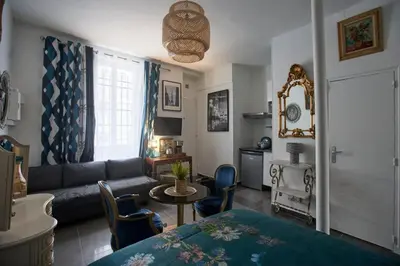 Coin salon dans l'établissement Paris est merveilleux - Buttes-Chaumont
