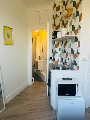 Télévision ou salle de divertissement dans l'établissement Place équipe au Coeur de Paris avec Vue sur l'Arc de Triomphe et la Tour Eiffel