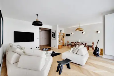 Télévision ou salle de divertissement dans l'établissement Magnifique appartement 140 m2 avec terrasse - bail mobilité