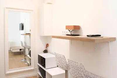 Télévision ou salle de divertissement dans l'établissement Studio - 2P - Champs Elysées