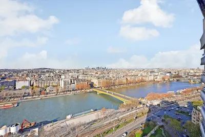 Vue générale sur Paris ou vue de la ville depuis l'appartement