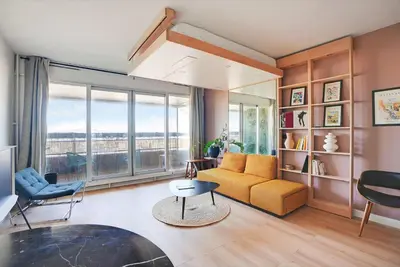 Coin salon dans l'établissement Studio refait à neuf avec balcon et vue sur la Seine - bail mobilité